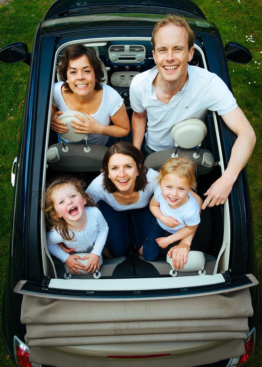Family People Car Looking Children  - tookapic / Pixabay