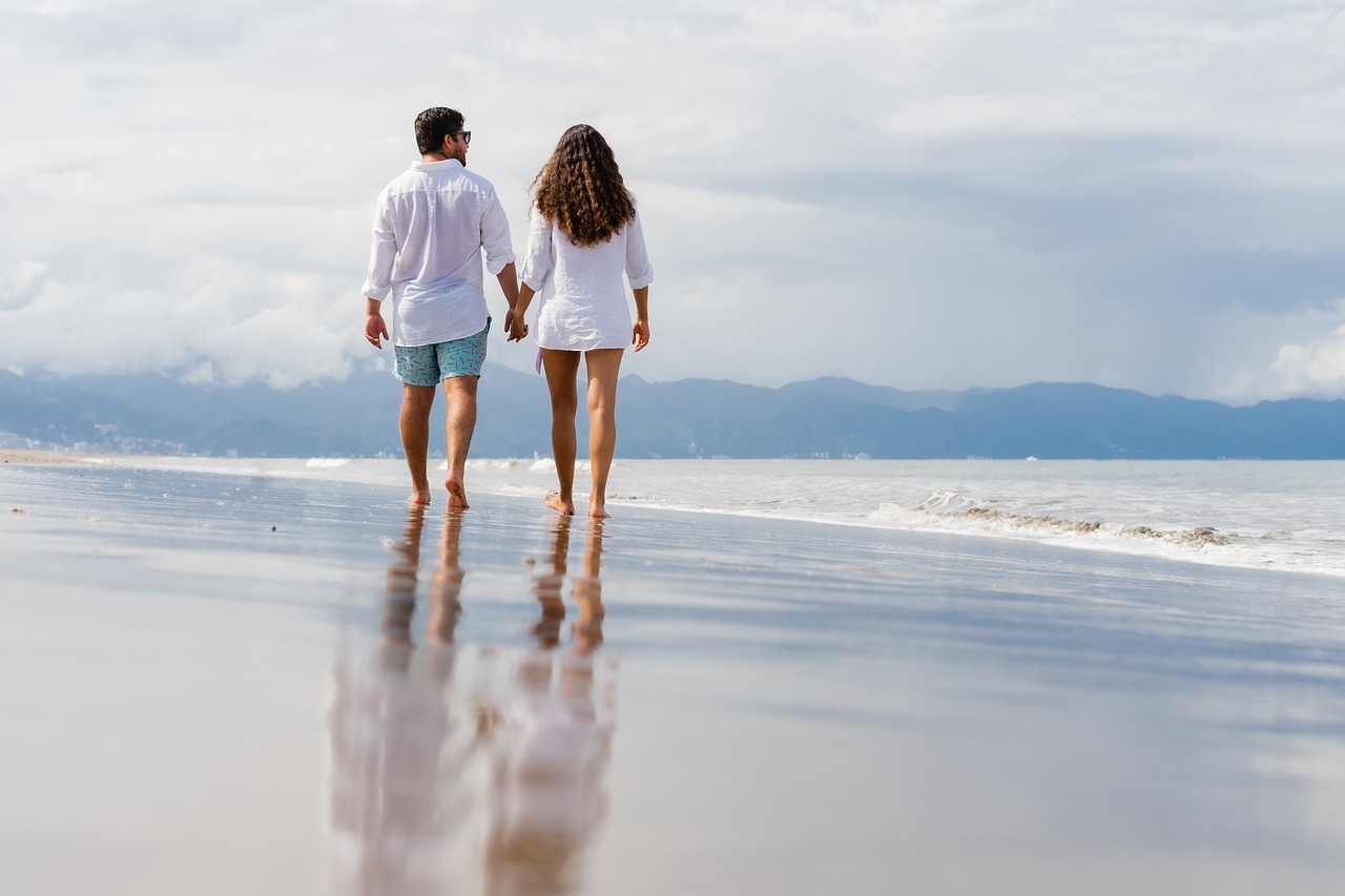 beach couple leisure stroll 5571545