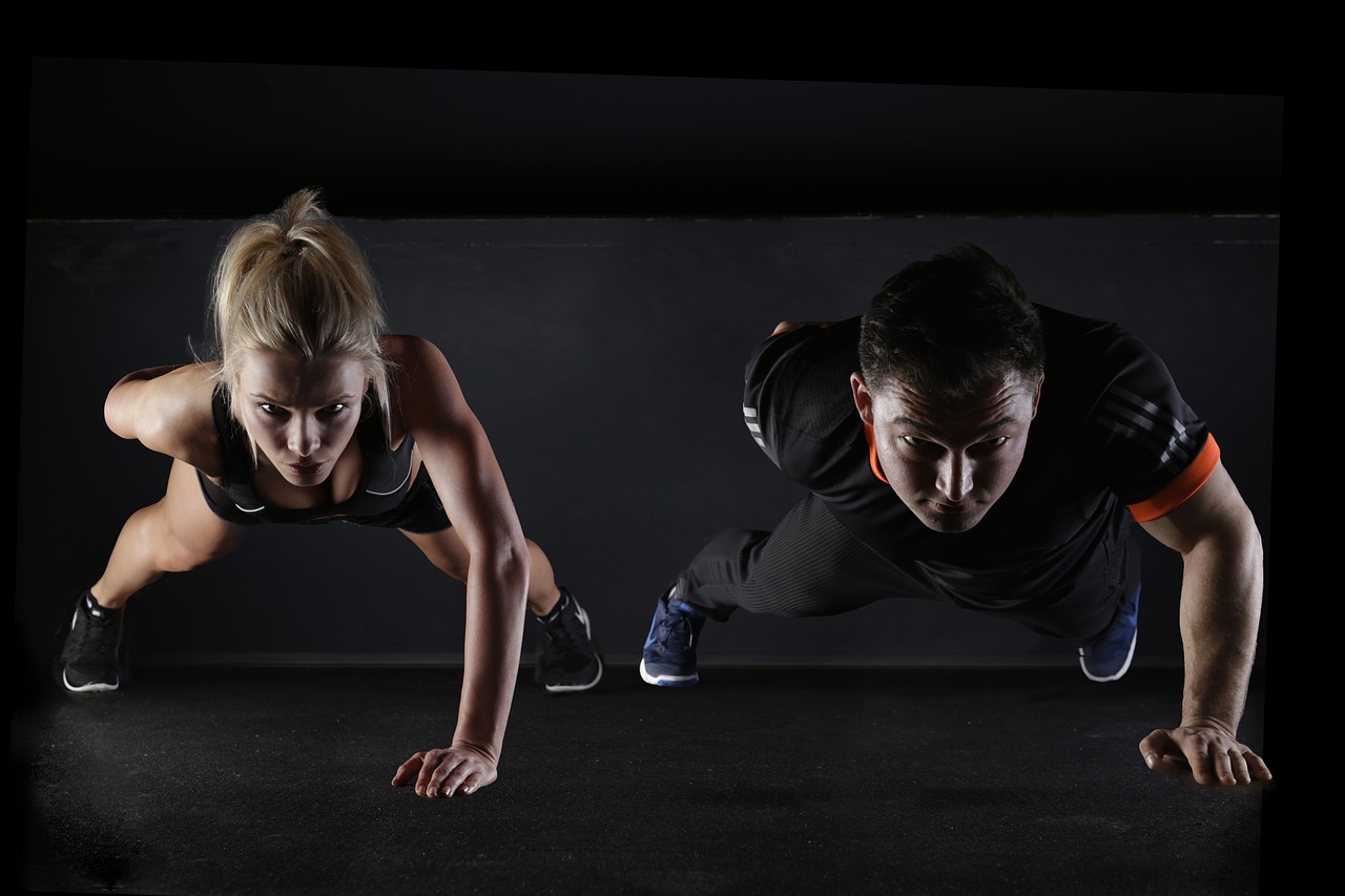 man woman push ups wellness 2264825